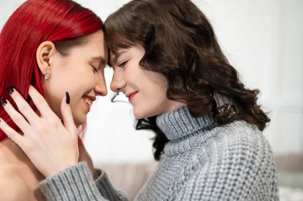 A fiatal kaukázusi nők gyengéden ölelkeznek. Azonos nemű kapcsolatok. — Stock Fotó