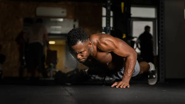 Bir koluyla spor salonunda şınav çeken Afrikalı Amerikalı bir adam.. — Stok fotoğraf