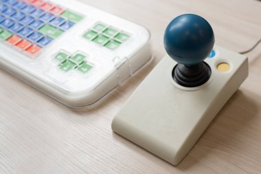 Serebral felçli insanlar için özel bir bilgisayar faresi ve klavye yakın plan.