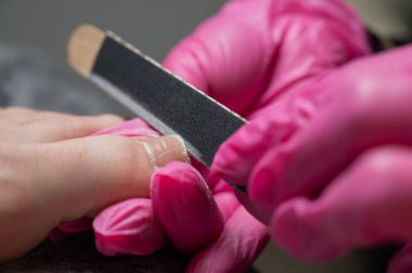 Usta, istemciye donanım pedikürü yapar. 