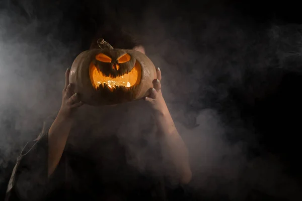 Pumpkin jack o linterna en lugar de una cabeza de mujer. Halloween — Foto de Stock