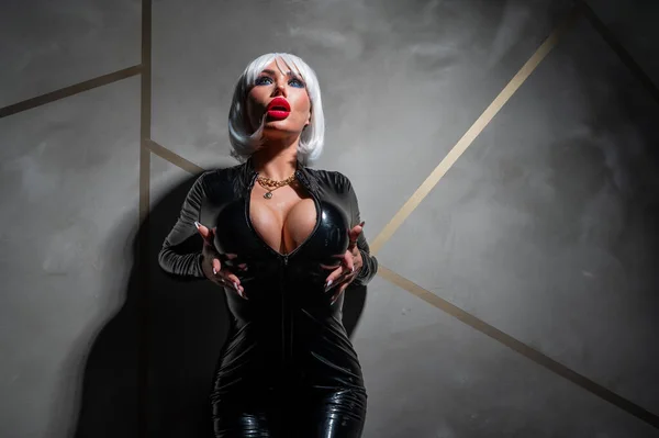 Sexy vrouw in een blonde pruik en latex catsuit. Rollenspellen — Stockfoto