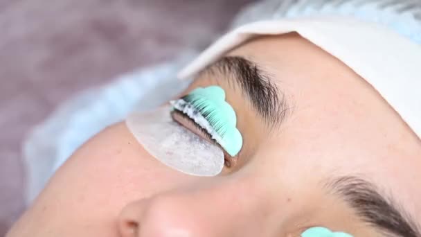 Närbild porträtt av en kvinna på ögonfrans laminering förfarande. — Stockvideo