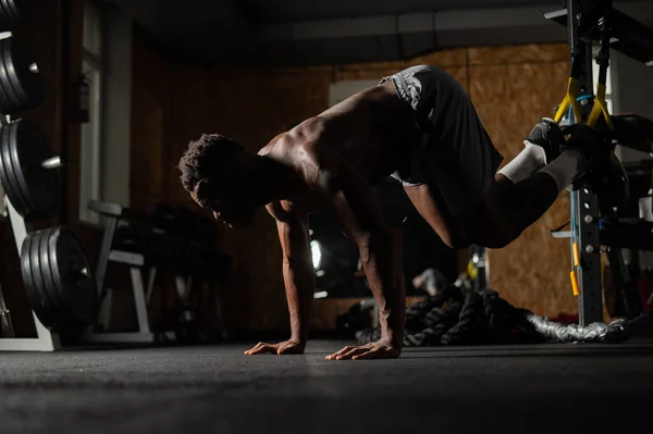 Shirtless Afro American Άνθρωπος Κάνει Ασκήσεις Λειτουργική Βρόχους Στο Γυμναστήριο — Φωτογραφία Αρχείου
