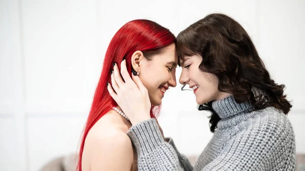 Jonge Blanke Vrouwen Die Teder Knuffelen Relaties Van Hetzelfde Geslacht — Stockfoto