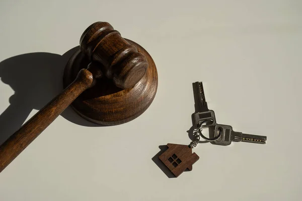Keys Keychain Shape House Judges Gavel White Background — Stock Photo, Image