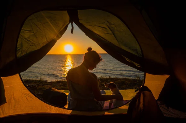 Femme Chien Dans Une Tente Touristique Coucher Soleil Camping Avec — Photo