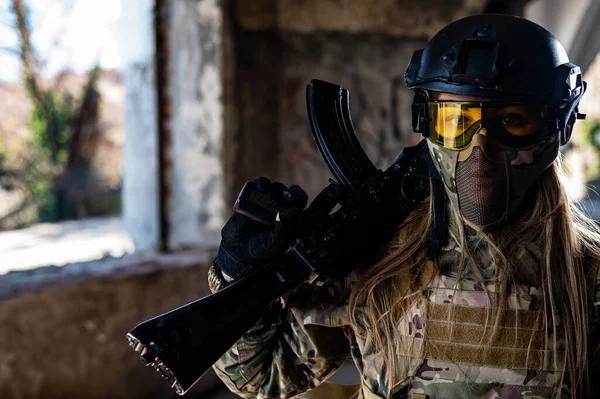 Portrait Woman Helmet Goggles Machine Gun Her Hands Female Soldier — Stock Photo, Image