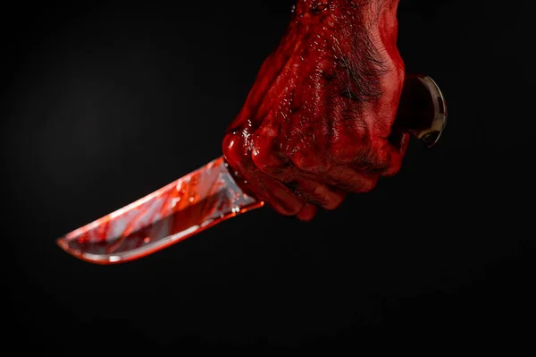 Ein Mann Mit Blutigen Händen Schwingt Ein Messer Auf Schwarzem — Stockfoto
