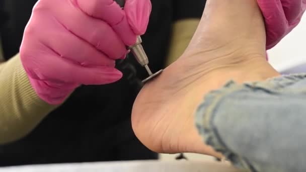 美容院用磨料圆盘机进行专业修脚的妇女 — 图库视频影像