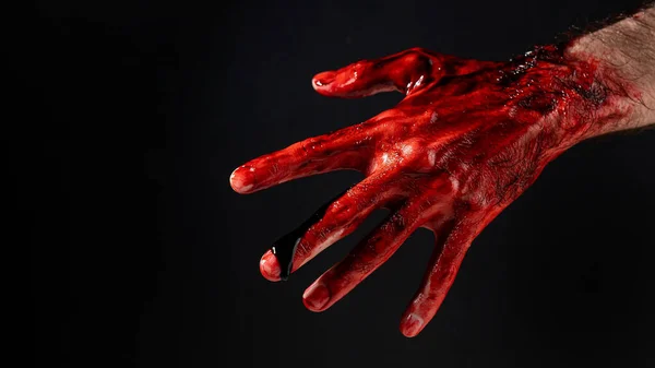Close Uma Mão Masculina Manchada Com Sangue Fundo Preto — Fotografia de Stock
