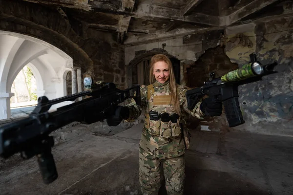 Кавказская Женщина Военной Форме Держит Два Пулемёта — стоковое фото
