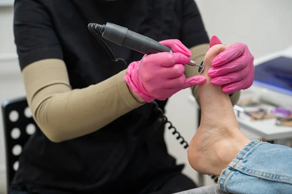 Bir Pedikür Uzmanı Güzellik Salonunda Aşındırıcı Diski Olan Bir Makine — Stok fotoğraf