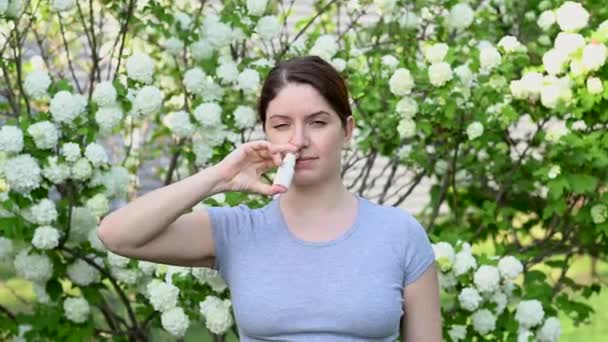 Кавказька Жінка Використовує Носовий Спрей Починає Дихати Під Час Прогулянки — стокове відео