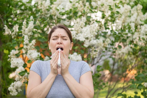 Mujer Caucásica Sufre Alergias Estornudos Mientras Camina Parque — Foto de Stock