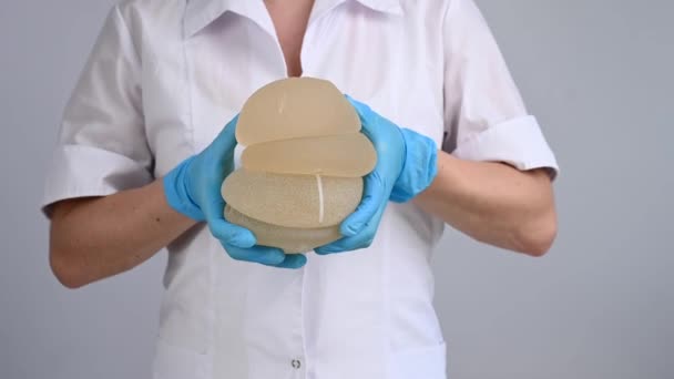 Plastisch Chirurg Trekt Zijn Armen Uit Met Siliconen Implantaten — Stockvideo