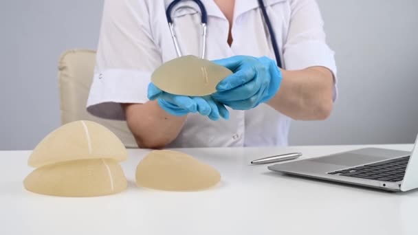 Medico Chirurgo Plastico Che Mostra Impianti Silicone Paziente — Video Stock
