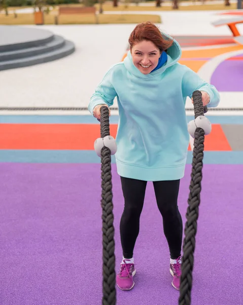 Kaukasierin Mint Sweatshirt Trainiert Sportplatz Mit Kampfleinen — Stockfoto