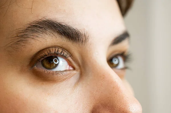 Nahaufnahme Porträt Einer Jungen Kaukasierin Vor Dem Wimpernkaschieren — Stockfoto