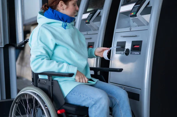 Белая Женщина Инвалидной Коляске Покупает Билет Кассе Самообслуживания — стоковое фото