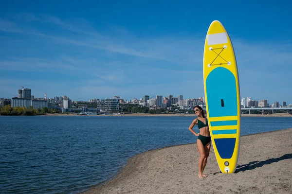 Mujer Caucásica Camina Largo Playa Lleva Sup Board Río Ciudad —  Fotos de Stock