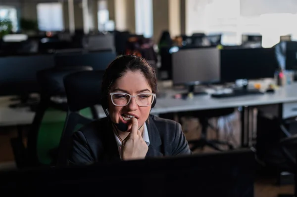 Empleada Del Centro Llamadas Hembra Mordiéndose Las Uñas — Foto de Stock