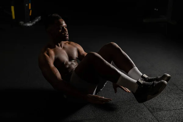 Afro Amerikalı Adam Karanlık Bir Stüdyoda Abdominal Egzersizler Yapıyor — Stok fotoğraf