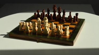 Satranç tahtasının üzerinde satranç oynayan adamlar