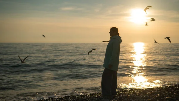 Femme Blanche Nourrissant Les Mouettes Coucher Soleil Bord Mer — Photo