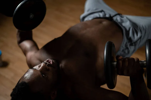 Shirtless Afro Americano Homem Fazendo Exercícios Com Halteres Deitado Banco — Fotografia de Stock