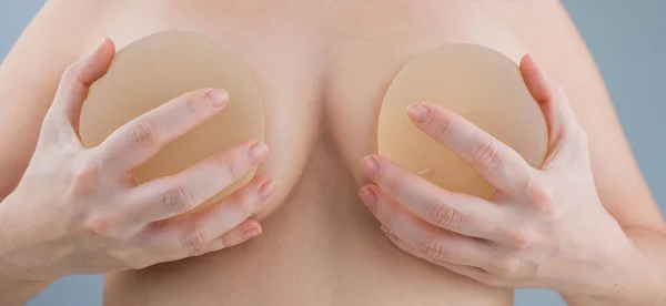 Běloška Nahá Žena Zkouší Silikonové Prsní Implantáty — Stock fotografie