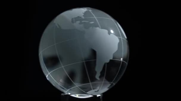 Кристаллическая Модель Земного Шара Вращается Черном Фоне — стоковое видео