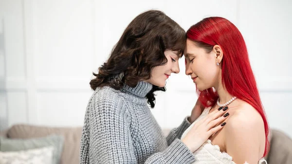 Jeunes Femmes Caucasiennes Embrassant Tendrement Relations Homosexuelles — Photo