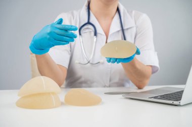 Doktor plastik cerrah farklı göğüs implantlarının faydalarını açıklıyor.