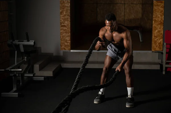 Çekici Afrikalı Amerikalı Erkek Çıplak Gövde Ile Dayanıklılık Egzersizleri Yapıyor — Stok fotoğraf