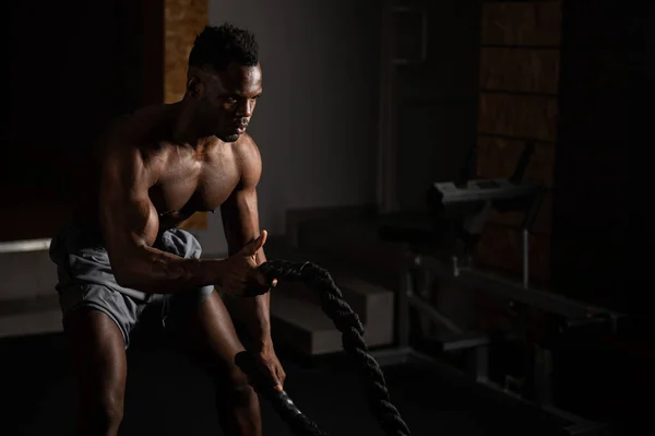 Atraente Homem Americano Africano Com Tronco Fazendo Exercícios Resistência Com — Fotografia de Stock