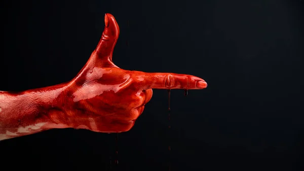 Frauenhand Blut Zeigt Geste Einer Waffe Auf Schwarzem Hintergrund — Stockfoto