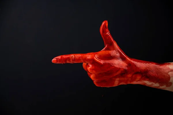 Mulheres Mão Sangue Mostra Gesto Uma Arma Fundo Preto — Fotografia de Stock