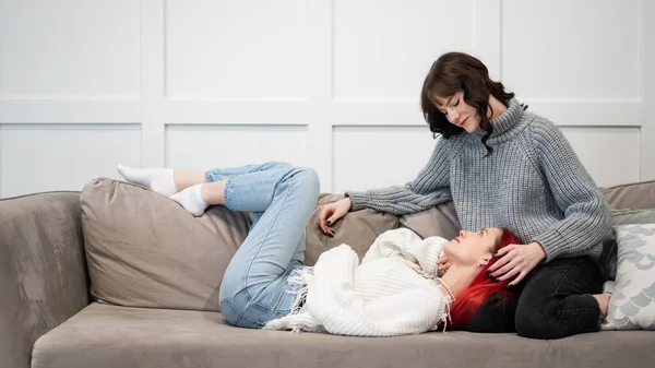 Junge Mädchen Die Sich Auf Der Couch Umarmen Unisexuelle Liebe — Stockfoto