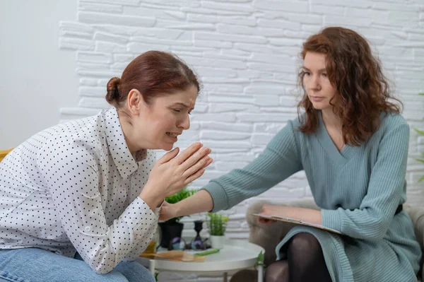 Mujer Caucásica Llorando Sesión Psicoterapia Doctora Calma Paciente Sostiene Mano — Foto de Stock