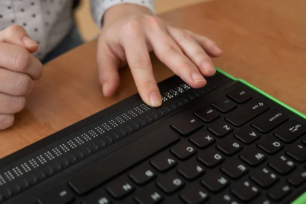 Uma Mulher Cega Usa Computador Com Monitor Braille Teclado Computador — Fotografia de Stock