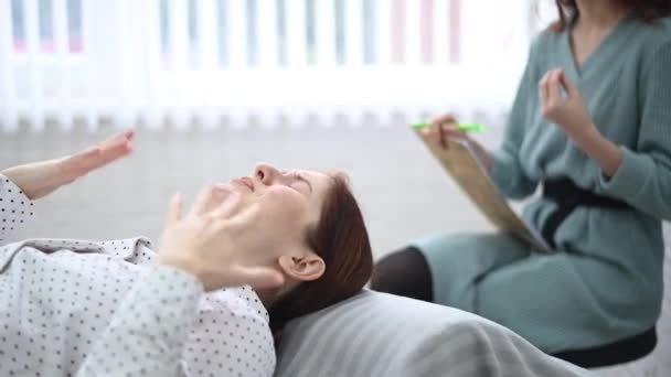 Kobieta Średnim Wieku Leży Kanapie Podczas Sesji Psychoanalitykiem Kobieta Rozpaczy — Wideo stockowe