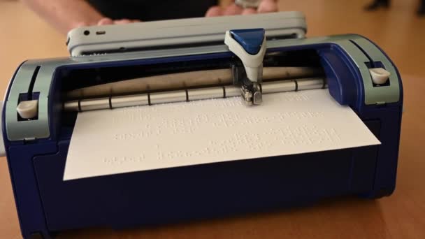 Orang Buta Menggunakan Mesin Tik Braille — Stok Video