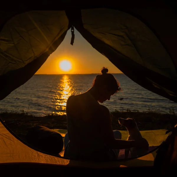 Une Femme Chien Dans Une Tente Touristique Lever Soleil Camping — Photo