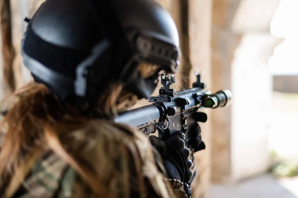 Žena Armádní Uniformě Střílí Střelnou Zbraní Opuštěné Budově — Stock fotografie