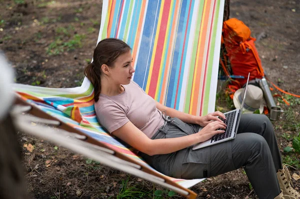 Mulher Caucasiana Trabalhando Laptop Enquanto Sentada Uma Rede Floresta Menina — Fotografia de Stock