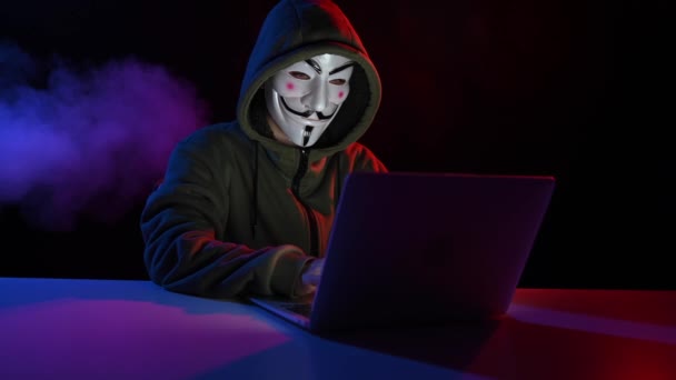 Haziran 2022 Novosibirsk Rusya Kapüşonlu Anonymous Kırmızı Mavi Dumanla Karanlıkta — Stok video