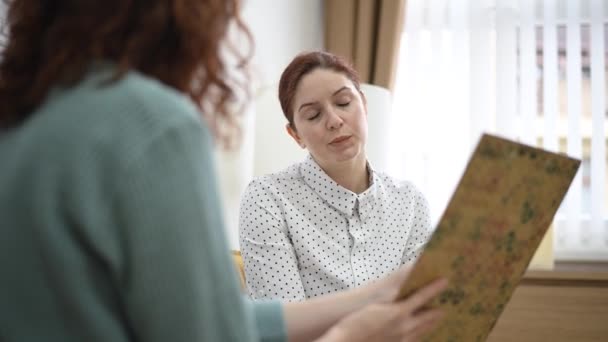 Besorgte Kaukasierin Bei Einer Sitzung Mit Einem Psychotherapeuten — Stockvideo