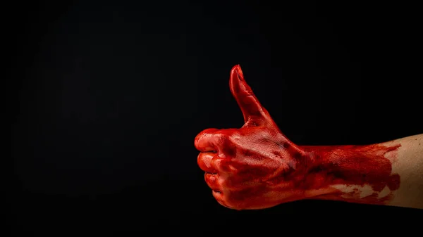 Женская Рука Испачканная Кровью Показывает Большой Палец Черном Фоне — стоковое фото