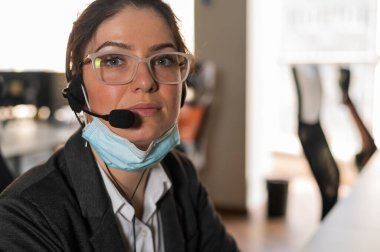 Çağrı merkezinin kadın çalışanı iş yerindeki tıbbi maskeyi çıkardı.